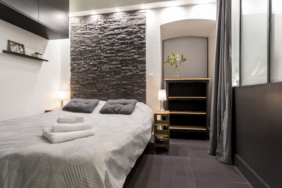 Источник вдохновения для домашнего уюта: хозяйская спальня среднего размера в современном стиле с белыми стенами и полом из керамической плитки
