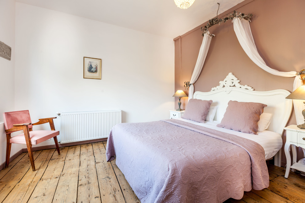 На фото: гостевая спальня среднего размера, (комната для гостей) в стиле неоклассика (современная классика) с коричневыми стенами с