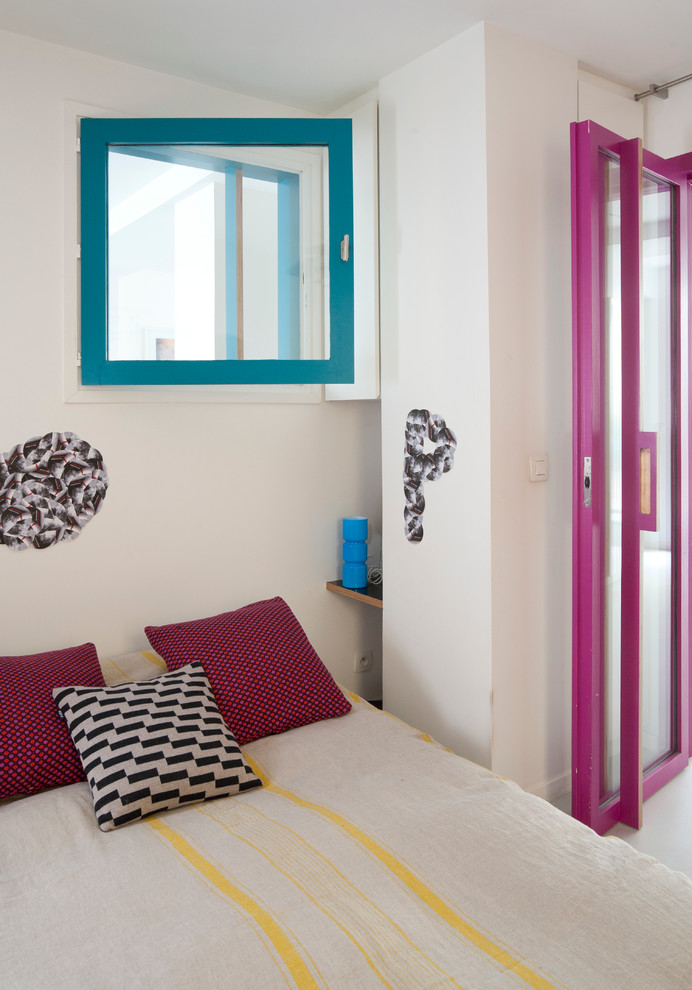 パリにあるコンテンポラリースタイルのおしゃれな寝室 (白い壁)
