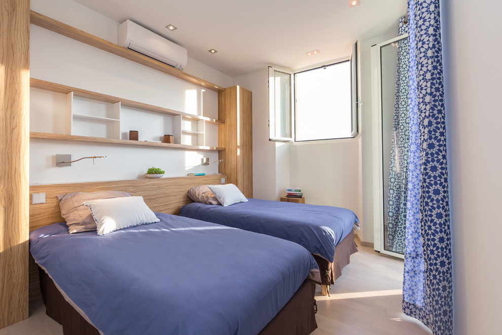 Imagen de habitación de invitados minimalista de tamaño medio con paredes blancas y suelo de madera clara
