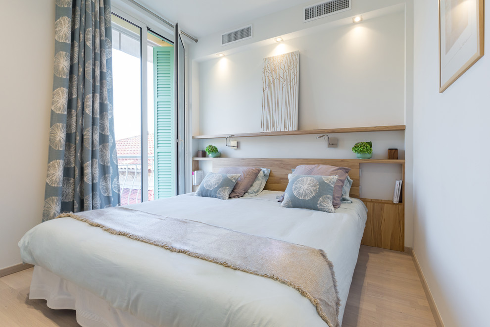 Пример оригинального дизайна: гостевая спальня среднего размера, (комната для гостей), в белых тонах с отделкой деревом в стиле модернизм с синими стенами и светлым паркетным полом