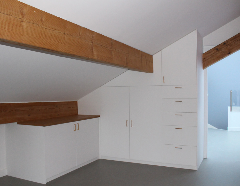 Стильный дизайн: спальня среднего размера на антресоли в стиле модернизм с белыми стенами, полом из линолеума и серым полом - последний тренд