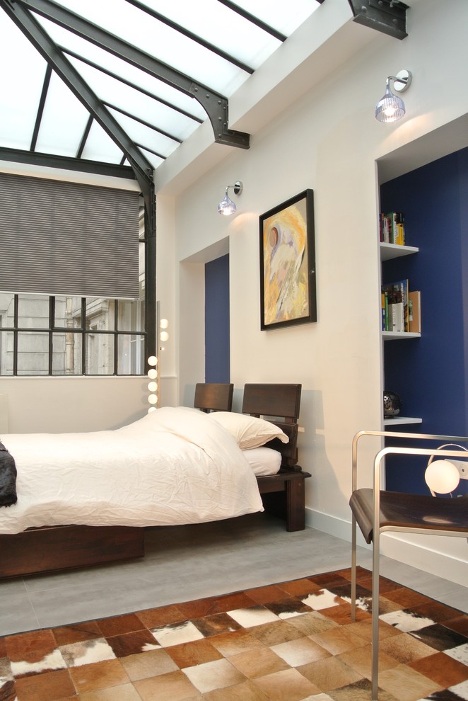 На фото: большая гостевая спальня (комната для гостей) в стиле модернизм с синими стенами и полом из керамической плитки без камина с