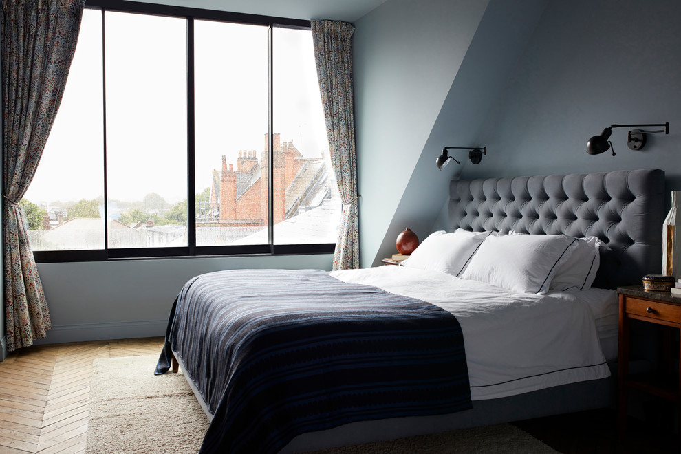 На фото: хозяйская спальня среднего размера в викторианском стиле с синими стенами, паркетным полом среднего тона и бежевым полом