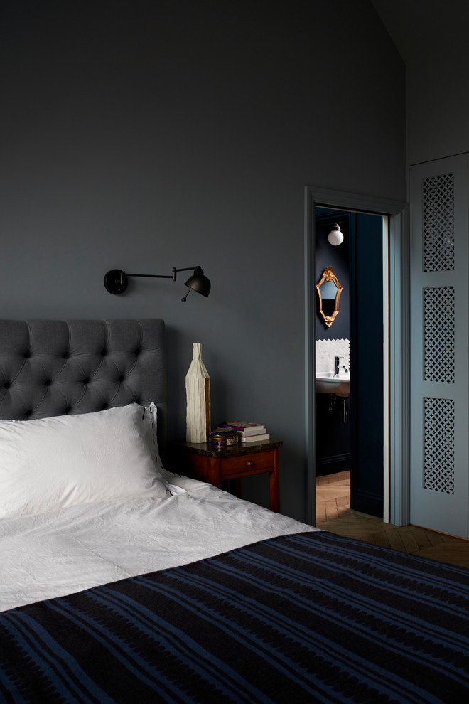 Diseño de dormitorio principal clásico de tamaño medio con paredes azules, suelo de madera en tonos medios y suelo beige