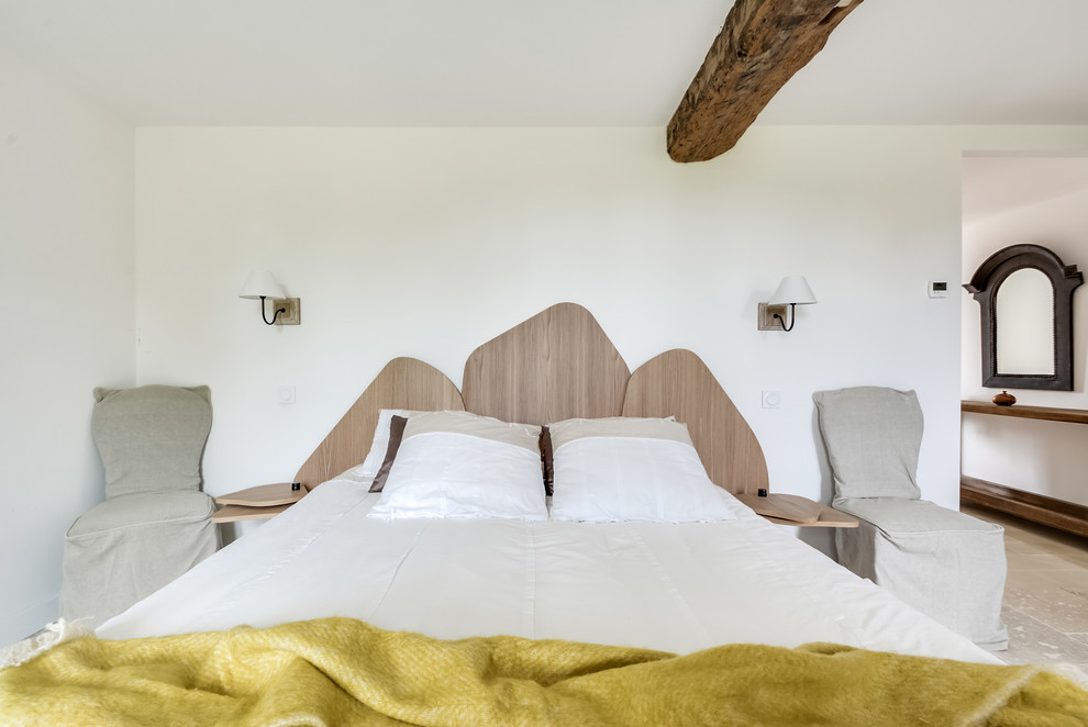 Foto de dormitorio principal nórdico grande con paredes blancas, suelo de mármol y suelo beige