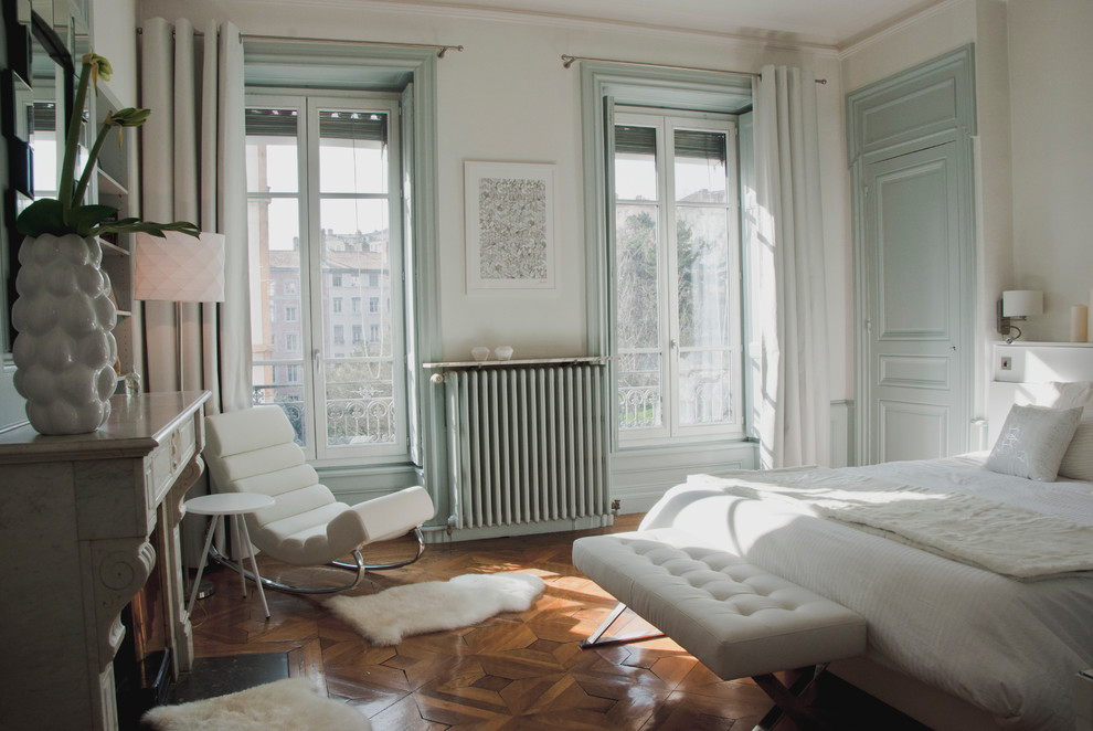 リヨンにあるトランジショナルスタイルのおしゃれな寝室 (白い壁、無垢フローリング)