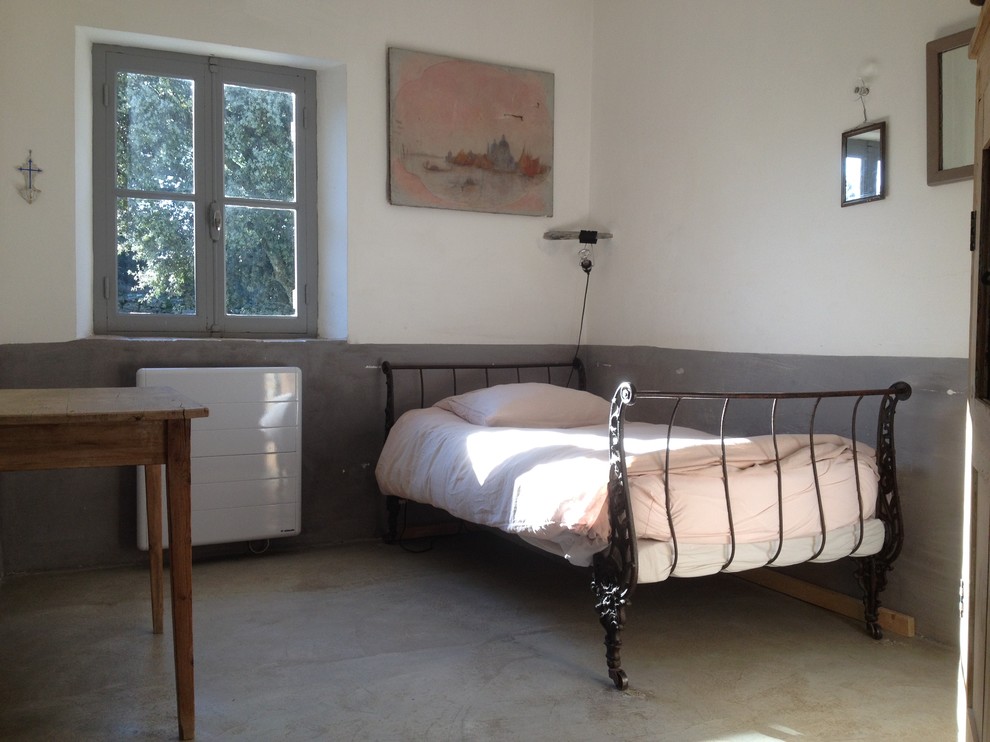 Foto de dormitorio principal mediterráneo de tamaño medio sin chimenea con paredes multicolor y suelo de cemento