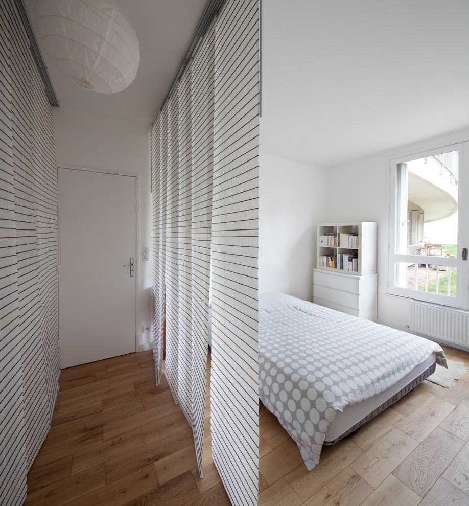 パリにある中くらいなコンテンポラリースタイルのおしゃれな主寝室 (白い壁、淡色無垢フローリング、暖炉なし、ベージュの床)