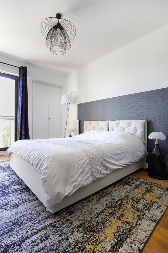 Идея дизайна: хозяйская спальня среднего размера в стиле модернизм с белыми стенами, светлым паркетным полом и бежевым полом