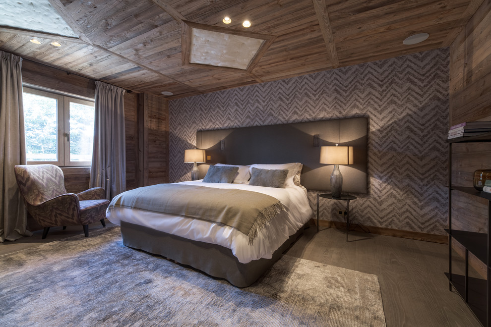 Foto de habitación de invitados rural grande con paredes multicolor, suelo de madera en tonos medios y suelo marrón