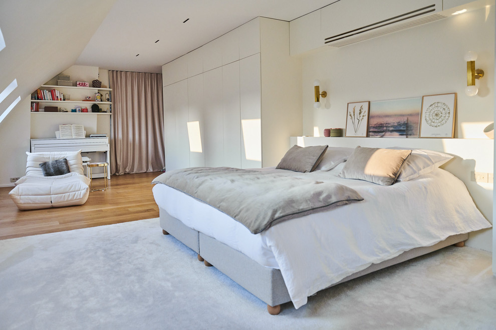 Источник вдохновения для домашнего уюта: большая хозяйская спальня в современном стиле с белыми стенами, светлым паркетным полом и бежевым полом без камина