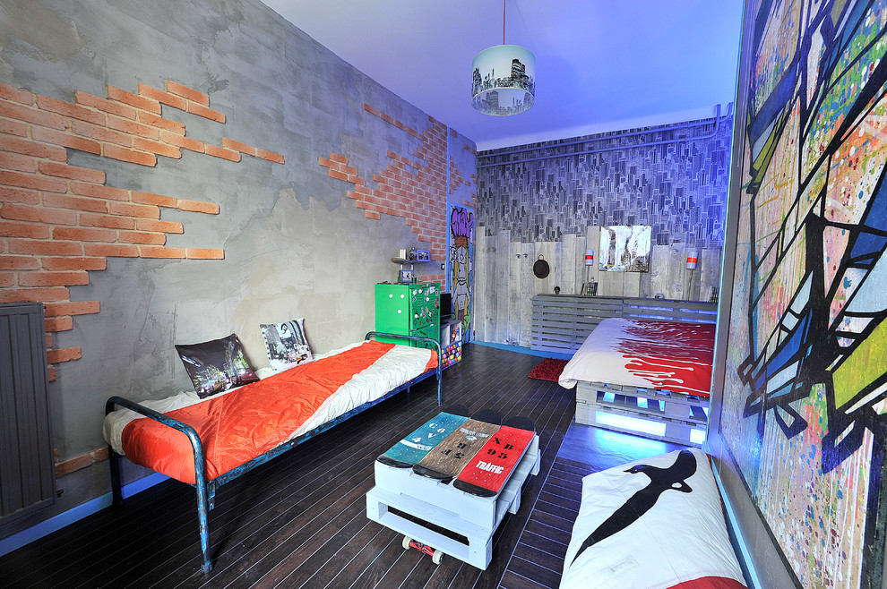 ボルドーにある中くらいなエクレクティックスタイルのおしゃれな寝室のレイアウト