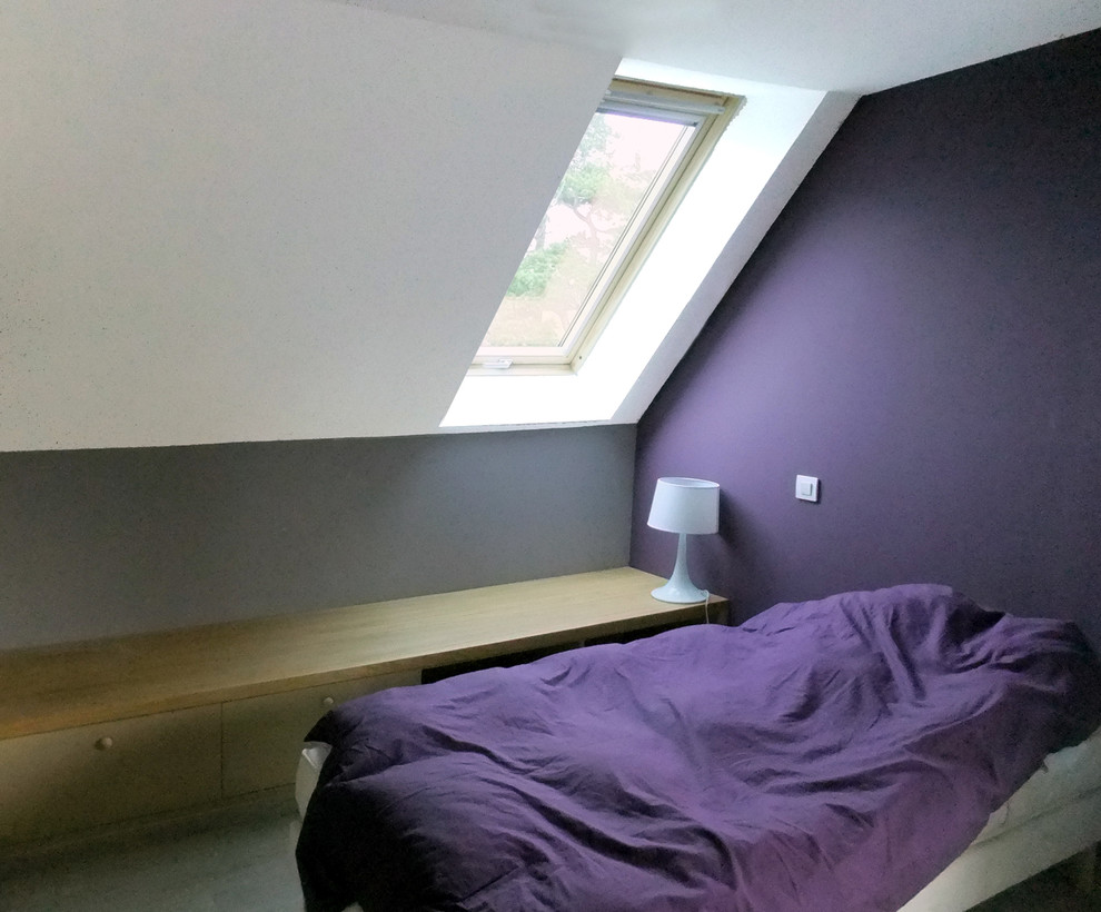 Modelo de dormitorio principal clásico grande sin chimenea con paredes púrpuras, suelo de madera clara y suelo beige
