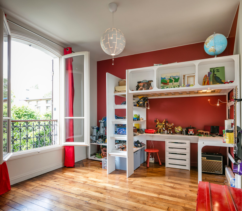 Ispirazione per una camera matrimoniale design di medie dimensioni con pareti rosse, parquet chiaro e pavimento beige