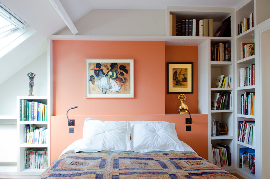 Mittelgroßes Modernes Hauptschlafzimmer mit oranger Wandfarbe, hellem Holzboden und braunem Boden in Paris