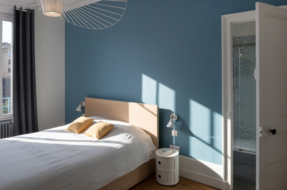 Photo of a contemporary bedroom in Lyon.