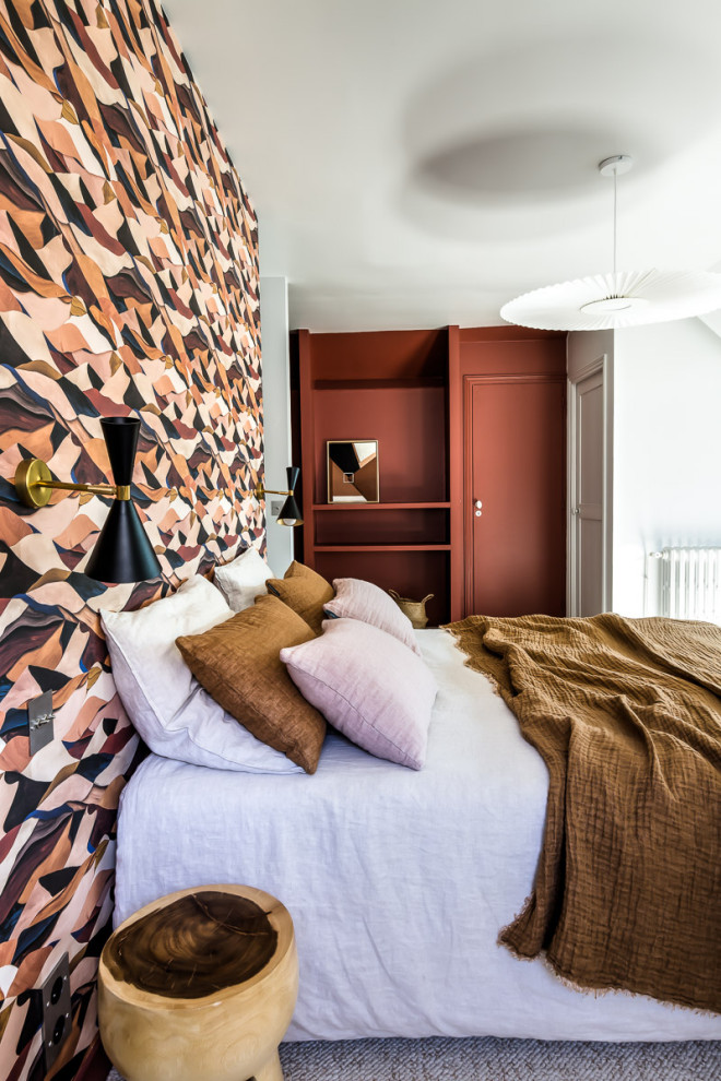 Свежая идея для дизайна: спальня с обоями на стенах - отличное фото интерьера
