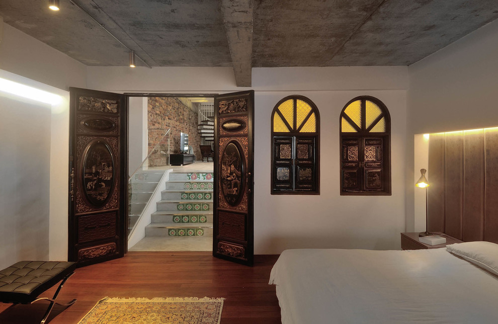 Mittelgroßes Asiatisches Hauptschlafzimmer mit weißer Wandfarbe und braunem Holzboden in Singapur