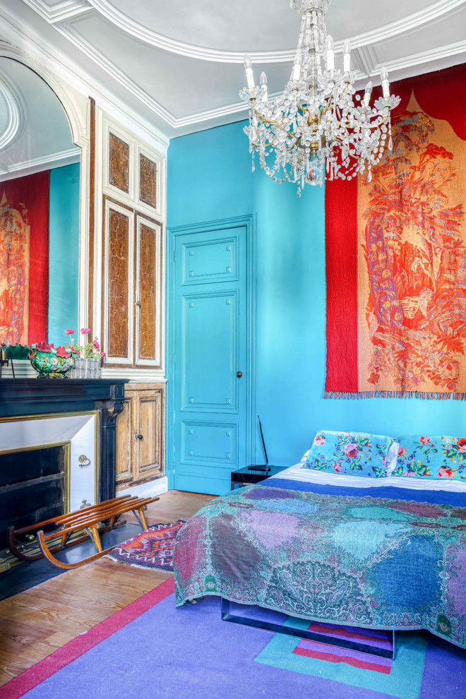 Mittelgroßes Klassisches Gästezimmer mit blauer Wandfarbe, dunklem Holzboden und Kamin in Bordeaux