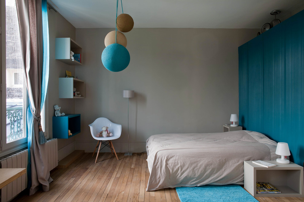 На фото: спальня в современном стиле с серыми стенами, паркетным полом среднего тона и коричневым полом