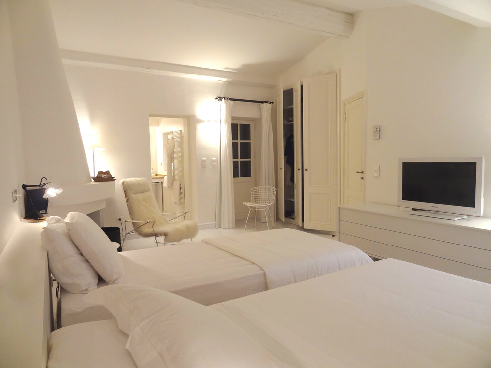 Imagen de habitación de invitados actual grande con paredes blancas