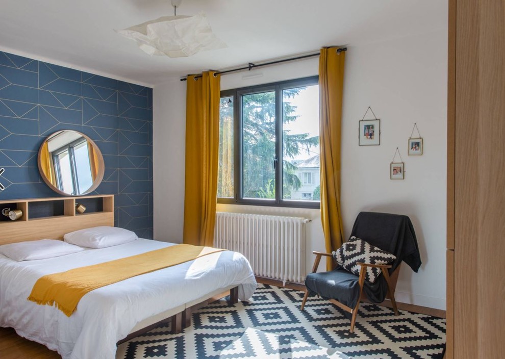 ナントにある広いコンテンポラリースタイルのおしゃれな主寝室 (青い壁、無垢フローリング、茶色い床) のレイアウト
