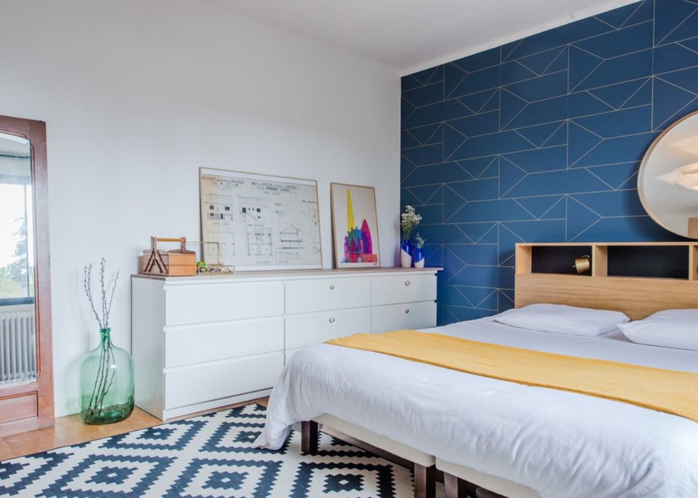 На фото: большая хозяйская спальня в стиле фьюжн с синими стенами
