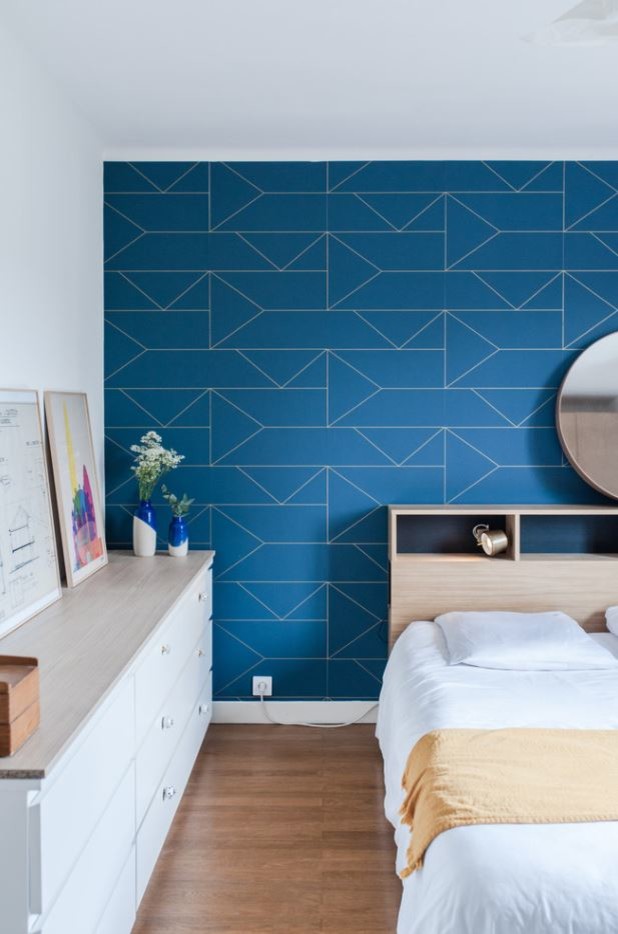 Стильный дизайн: большая хозяйская спальня в стиле фьюжн с синими стенами - последний тренд