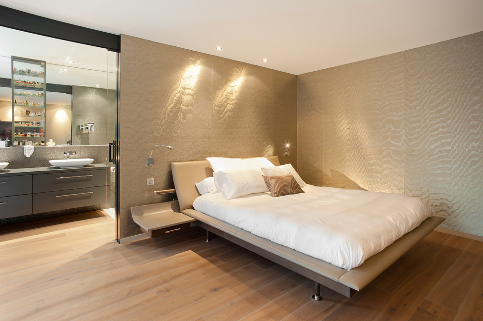 Großes Modernes Hauptschlafzimmer ohne Kamin mit beiger Wandfarbe, braunem Holzboden und braunem Boden in Le Havre