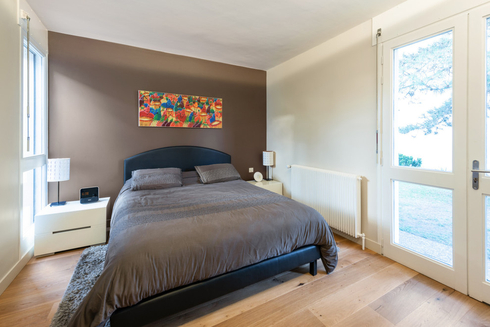 リヨンにある中くらいなコンテンポラリースタイルのおしゃれな主寝室 (茶色い壁、トラバーチンの床、ベージュの床)