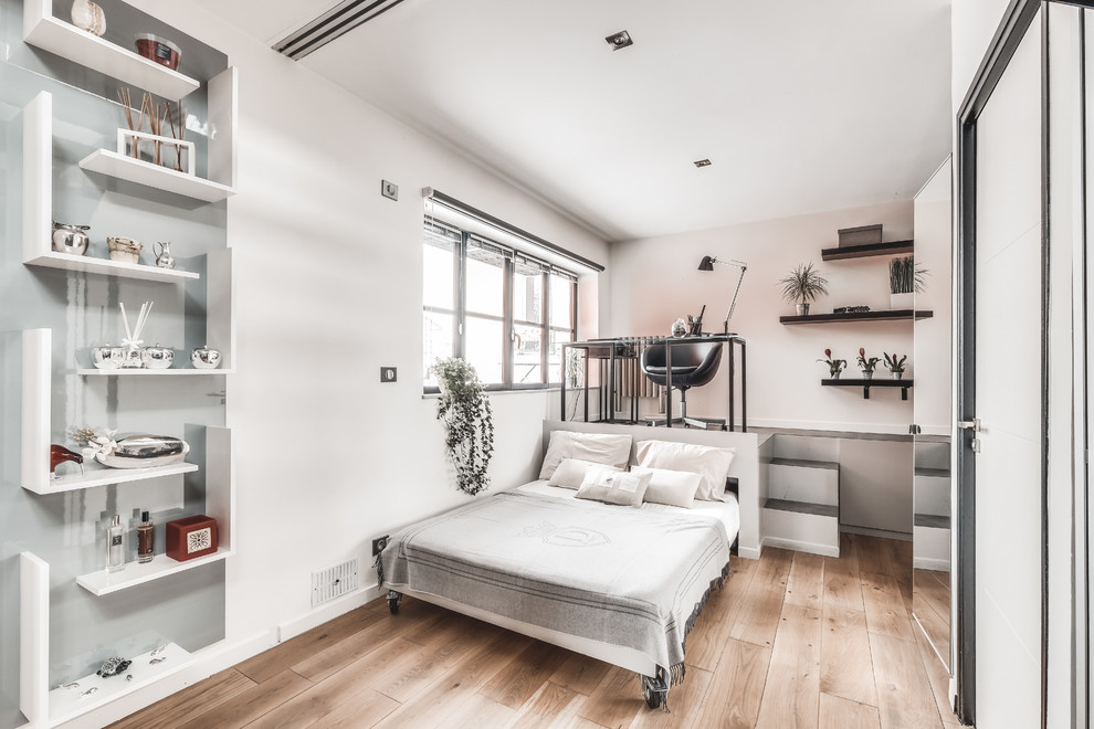 Inspiration för mellanstora moderna gästrum, med mellanmörkt trägolv, brunt golv och rosa väggar