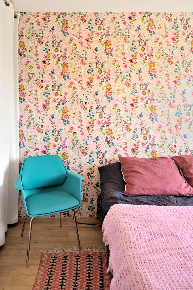 На фото: хозяйская спальня среднего размера в современном стиле с разноцветными стенами и паркетным полом среднего тона с