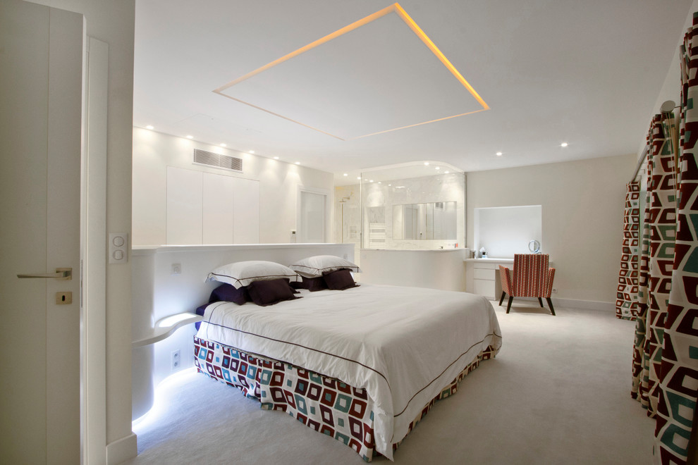 Immagine di una camera da letto stile loft stile marino di medie dimensioni con nessun camino, pareti bianche, moquette e pavimento bianco
