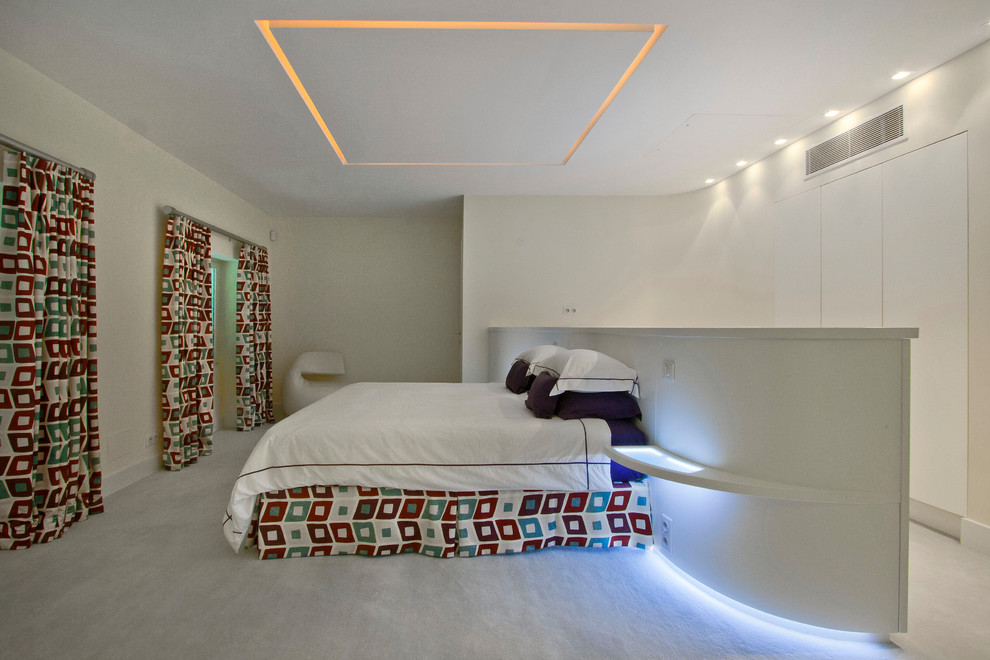 Идея дизайна: спальня среднего размера на антресоли в морском стиле с ковровым покрытием и белым полом без камина