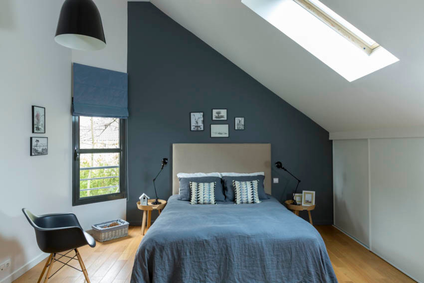 Idéer för ett stort nordiskt sovloft, med blå väggar, mellanmörkt trägolv och beiget golv