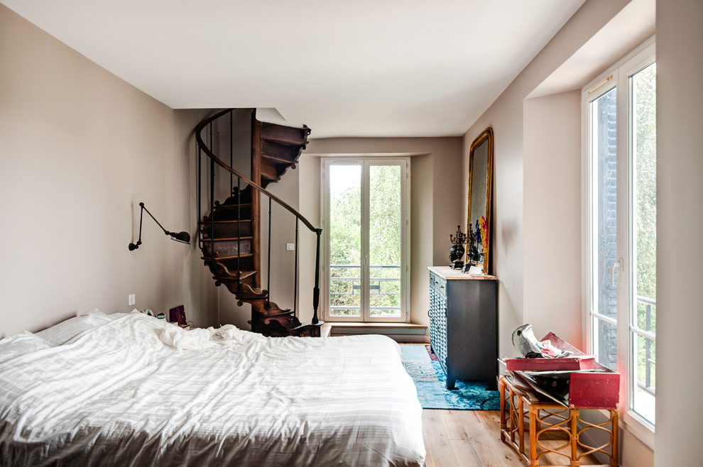Inspiration for a timeless bedroom remodel in Paris