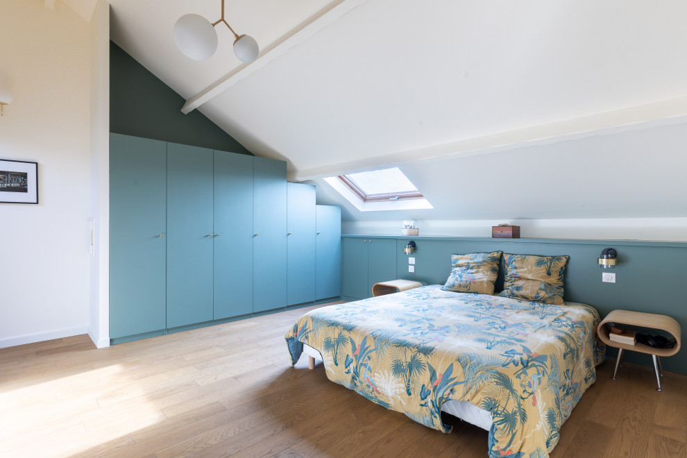 Idéer för mellanstora funkis sovrum, med gröna väggar, ljust trägolv och beiget golv
