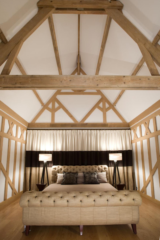 Ejemplo de dormitorio blanco y madera campestre con paredes blancas y suelo de madera clara