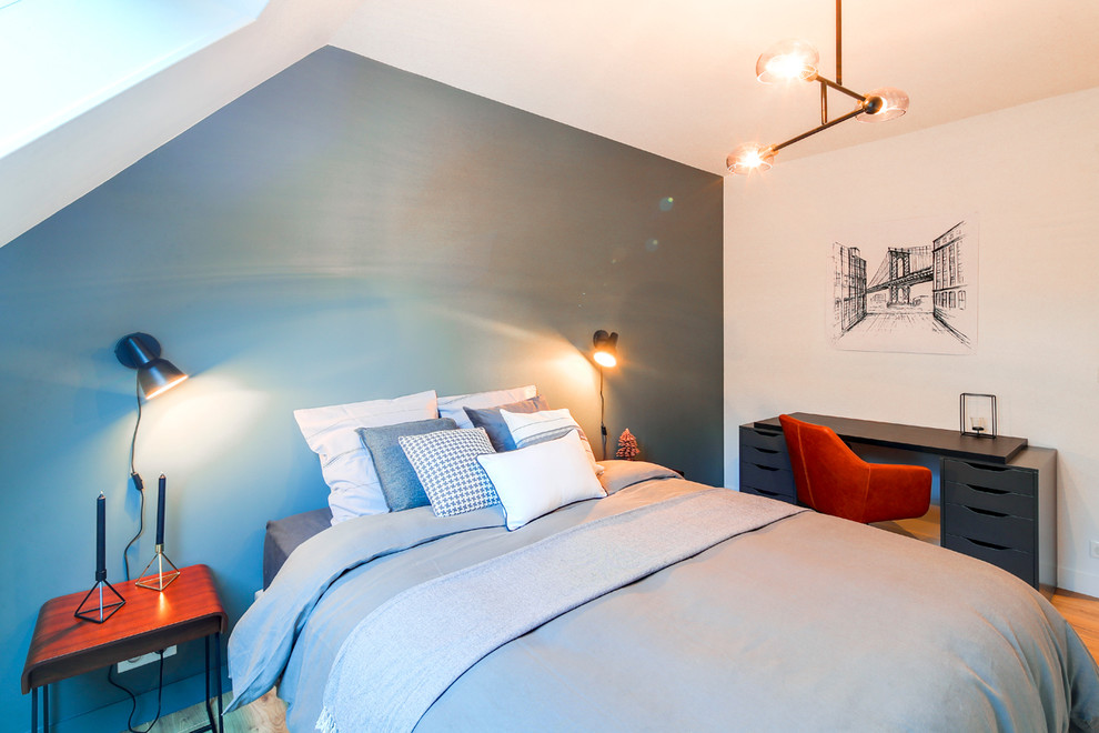 Свежая идея для дизайна: спальня среднего размера на антресоли в стиле кантри с светлым паркетным полом - отличное фото интерьера