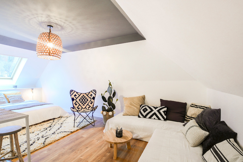 パリにある広いカントリー風のおしゃれなロフト寝室 (白い壁、淡色無垢フローリング) のレイアウト