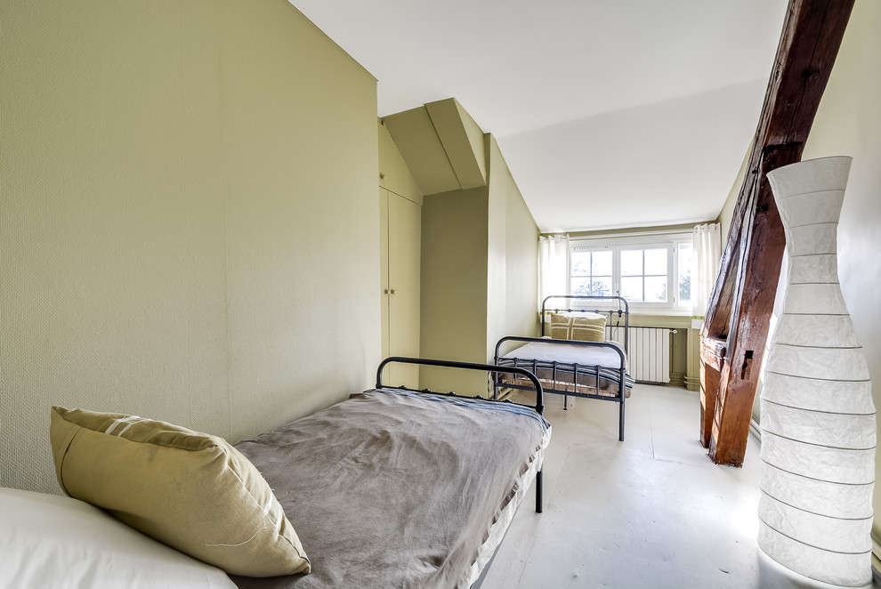 Foto de dormitorio tipo loft contemporáneo de tamaño medio con paredes verdes y techo inclinado
