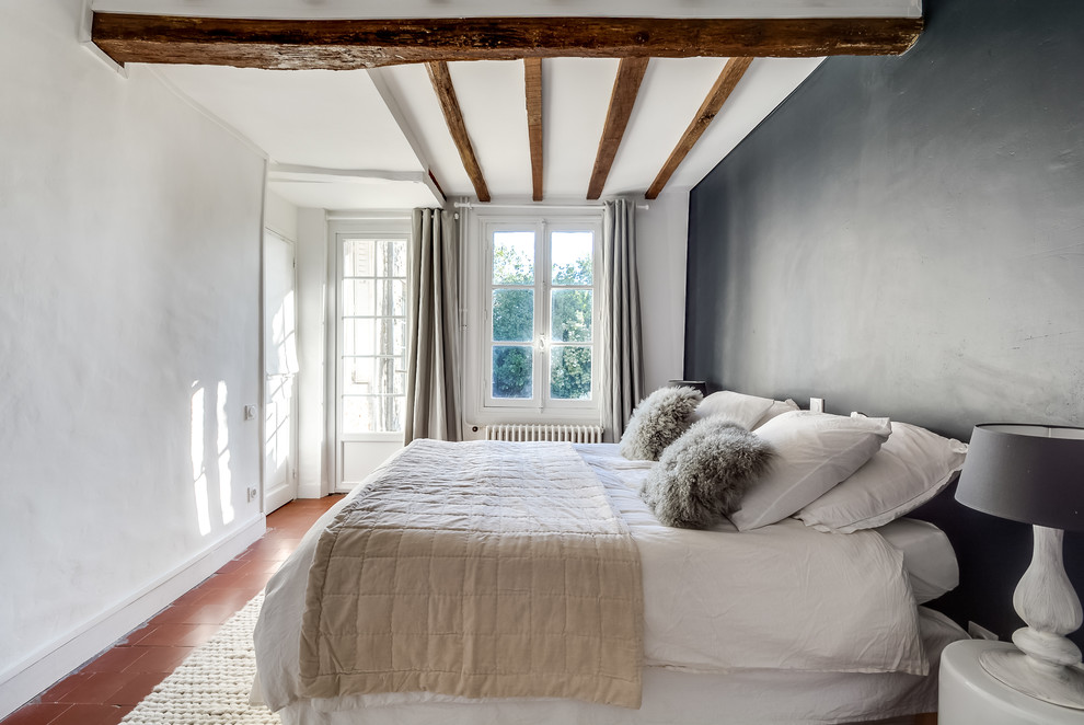 Imagen de habitación de invitados blanca y madera actual de tamaño medio con suelo de baldosas de terracota y paredes negras