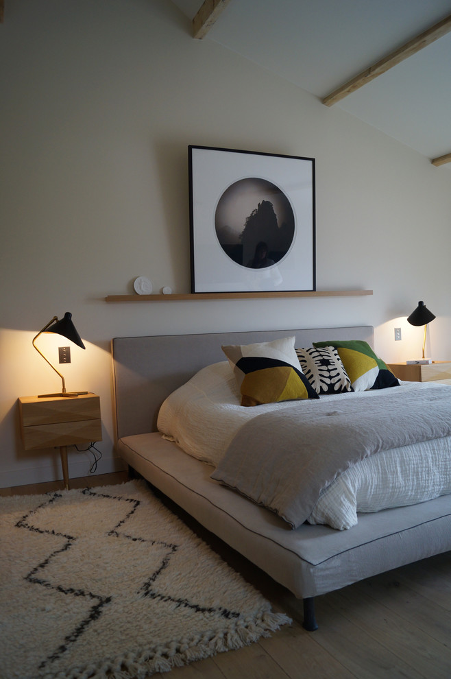 パリにある中くらいなコンテンポラリースタイルのおしゃれな寝室 (淡色無垢フローリング、照明) のレイアウト
