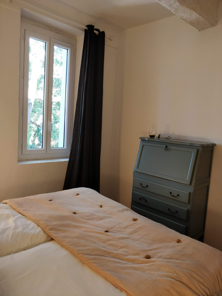 Пример оригинального дизайна: гостевая спальня среднего размера, (комната для гостей) в средиземноморском стиле с белыми стенами, полом из терракотовой плитки, красным полом и балками на потолке без камина
