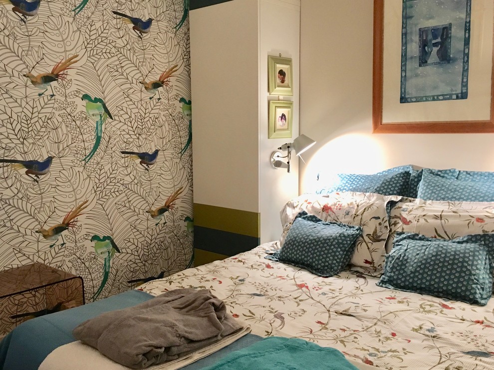 Ejemplo de dormitorio marinero pequeño con paredes beige y suelo de madera en tonos medios