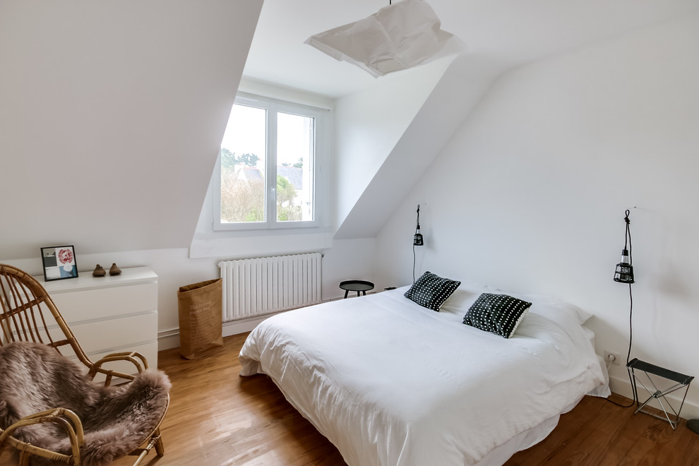 Mittelgroßes Maritimes Hauptschlafzimmer ohne Kamin mit weißer Wandfarbe, braunem Holzboden und braunem Boden in Brest
