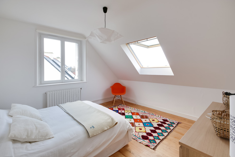Пример оригинального дизайна: хозяйская спальня среднего размера в морском стиле с белыми стенами, паркетным полом среднего тона и коричневым полом без камина