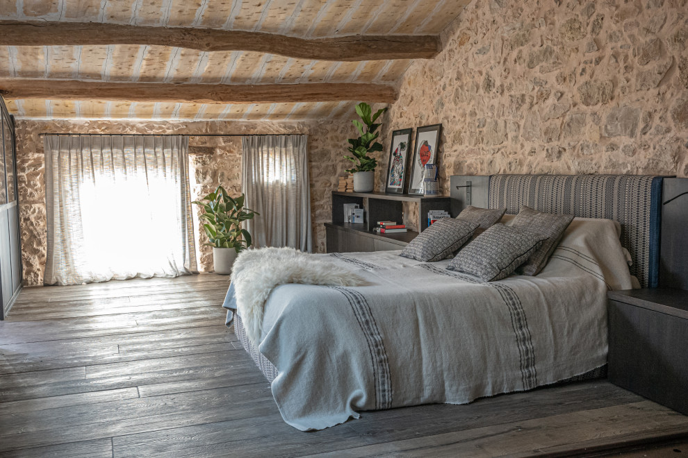 Inspiration pour une chambre parentale méditerranéenne de taille moyenne avec un mur beige, parquet foncé, aucune cheminée, un sol marron et un plafond voûté.