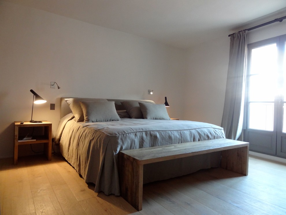 Example of a farmhouse bedroom design in Marseille